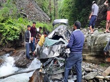 तीर्थन वैली घूमने आया था परिवार, खाई में गिरी कार, महिला की मौत, 5 घायल