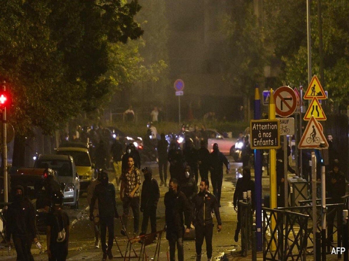 व‍िरोध प्रदर्शन और आगजनी करने के आरोप में पुल‍िस ने करीब 150 लोगों को गिरफ़्तार भी किया है. Paris, Traffic Police, Paris Police, Traffic Violation, Shooting, Death, riot police, Riot, Fireworks, Riot police deployed, Emmanuel Macron, France government, Crime News, France News, World News in Hindi, इमैनुएल मैक्रॉन, पेर‍िस, ट्रेफ‍िक पुल‍िस, पेर‍िस पुल‍िस, ट्रेफ‍िक न‍ियमों का उल्‍लंघन, गोलीबारी, मौत, अपराध समाचार, फ्रांस समाचार, दुन‍िया समाचार ह‍िंदी में 