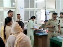 एसपी ऑफिस के सामने मां-बेटी ने खुद पर छिड़का मिट्टी का तेल, पुलिस के उड़े होश