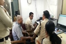Indore में बिगड़ी कानून व्यवस्था : सड़क पर बुजुर्ग के हाथ से रुपयों से भरा बैग छीनकर भागे बदमाश