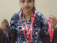 मिलिए इस 'पावर गर्ल' से, रोज गांव से शहर आकर करती है ट्रेनिंग, जीते कई मेडल