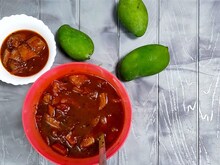 कच्चे आम की खट्टी-मीठी चटनी बनाना है बेहद आसान, इस तरीके से मिनटों में बनाएं