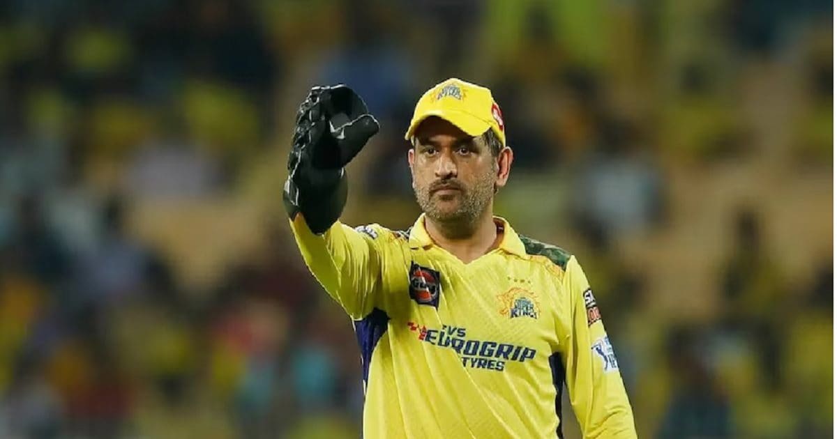 Shree Bhagwad Gita in hand, sharp on face, Dhoni’s picture blew up