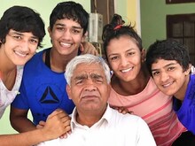 'पहलवानी छोड़ देंगी बेटियां, उनका दुख देखा नहीं जाता' महावीर फोगाट का छलका दर्द