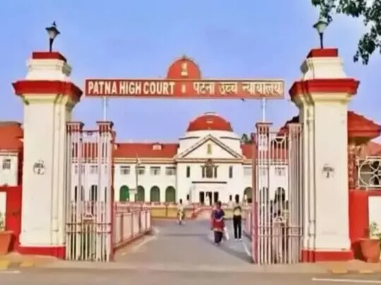 पटना हाई कोर्ट ने सीवान जिला प्रशासन पर सख्त रुख अपनाते हुए जुर्माना लगाया. 