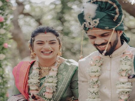  ऋतुराज गायकवाड़ ने महिला क्रिकेटर उत्कर्षा पवार के साथ शादी रचाई है. दोनों काफी दिनों से एक दूसरे को डेट कर रहे थे. अब यह क्यूट कपल शादी के बंधन में बंध चुका है. स्टार बल्लेबाज ने सोशल मीडिया पर शादी की फोटोज शेयर कीं, जिसके बाद सभी उन्हें बधाई देते नजर आ रहे हैं. (Ruturaj Gaikwad Instagram)