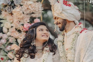 ऋतुराज गायकवाड़ के पूरे हुए सात फेरे, क्यूट कपल ने शादी जोड़े से लूटी महफिल, सिक्सर किंग भी हुए शामिल