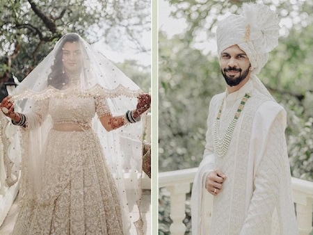  ऋतुराज गायकवाड़ ने अपने इंस्टाग्राम हैंडल पर कुल 7 शादी की फोटोज शेयर की हैं. उन्होंने इस फोटोज के साथ पोस्ट को शेयर करते हुए लिखा है, 'पिच से वेदी तक हमारी यात्रा शुरू होती है.' इससे अंदाजा लगाया जा सकता है कि दोनों कपल की पहली मुलाकात क्रिकेट ग्राउंड पर हुई है. (Ruturaj Gaikwad Instagram)