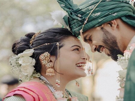  उत्कर्षा पवार और ऋतुराज गायकवाड़ शादी के जोड़े में गजब लुक दे रहे हैं. एक फोटो में दोनों एक-दूसरे को प्यार से गले लगाते नजर आए. गायकवाड़ ने उत्कर्षा के साथ पहली फोटो आईपीएल 2023 के फाइनल मैच में शेयर की थी. (Ruturaj Gaikwad Instagram)