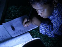 स्‍ट्रीट लाइट के नीचे पढ़ने वाले 3 भाई-बहनों की मदद को आगे आए टीचर