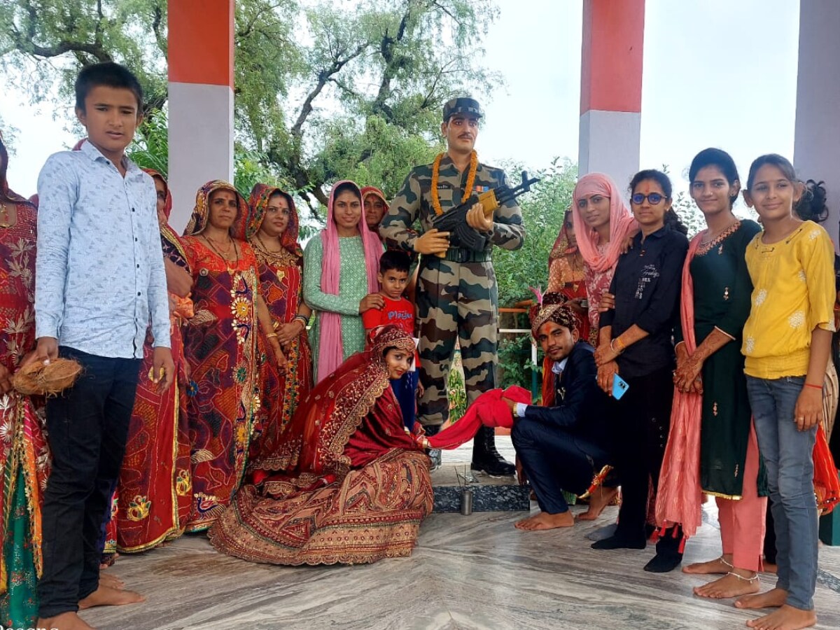 Marriage news, Tribute to martyrs, Newly married couple, Jhunjhunu News, Rajasthan News, Jhunjhunu Hindi News, Rajasthan Hindi News, झुंझुनूं समाचार, राजस्थान न्यूज़, नवविवाहित दंपति ने शहीदों को नमन किया