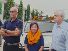 दुनिया की सबसे ऊंची चोटी माउंट एवरेस्ट पर अस्मिता ने फहराया तिरंगा