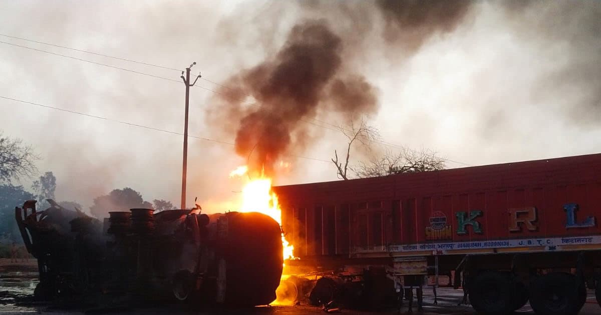 Ayodhya Road Accident: ट्रक और टैंकर में टक्कर के बाद दोनों वाहनों में लगी  आग, ड्राइवर व खलासी जिंदा जले - Head on collision between truck and tanker  in ayodhya driver and