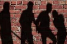 गुजरात: अच्छे कपड़े-चश्मा पहनने पर दलित युवक की पिटाई, बचाने गई मां को भी पीटा