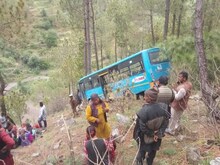 Himachal Pradesh: करसोग के समीप 100 मीटर गहरी खाई में गिरी HRTC की बस, 45 घायल