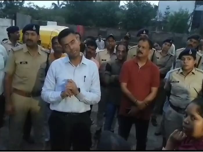 Indore News: 'मेरा घर बिकाऊ है, इंदौर के इन 11 घरों के बाहर लगे पोस्टर, चौंकाने वाली वजह आई सामने
