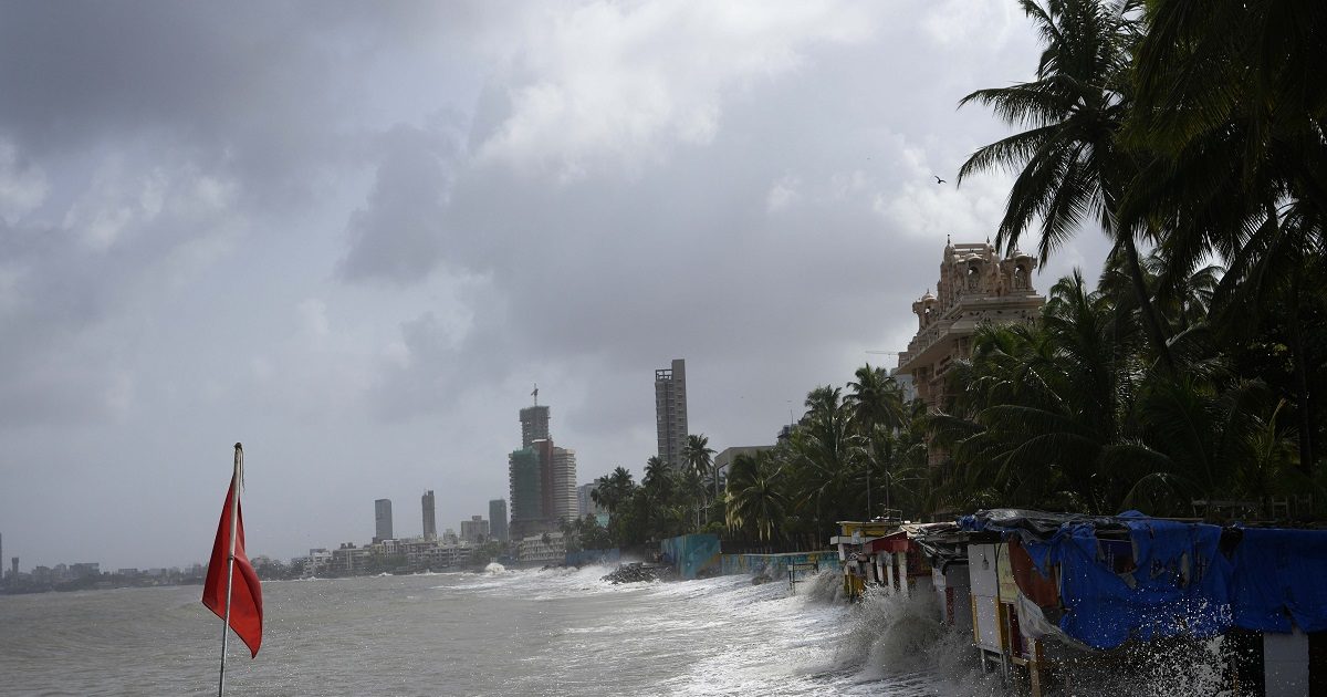 Toofan Cyclone Biporjoy Cyclone: गुजरात में काल बनकर आया बिपरजॉय, मवेशियों को बचाने ...
