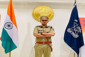 कोचिंग की फीस भरने के लिए बेचनी पड़ी जमीन, छोटे गांव का लड़का काफी संघर्षों के बाद बना IPS