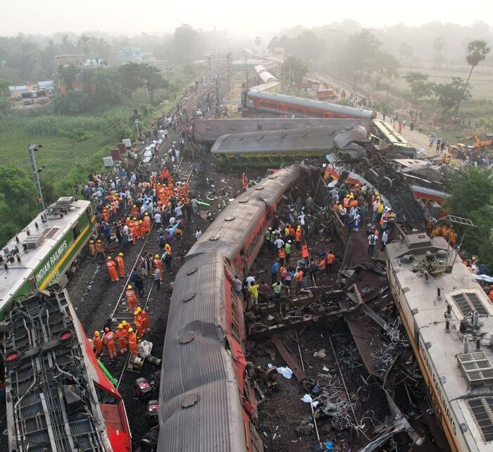 ट्रेन दुर्घटना के बाद चारों तरफ चीख-पुकार, देखें दर्दनाक हादसे की खौफनाक तस्वीरें...