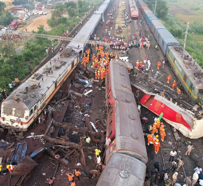 ट्रेन दुर्घटना के बाद चारों तरफ चीख-पुकार, देखें दर्दनाक हादसे की खौफनाक तस्वीरें...