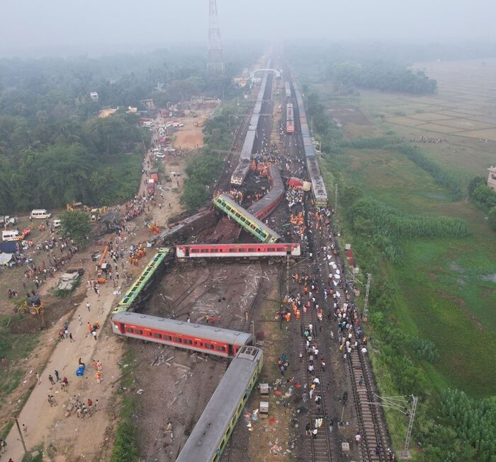 ट्रेन दुर्घटना के बाद चारों तरफ चीख-पुकार, देखें दर्दनाक हादसे की खौफनाक तस्वीरें...