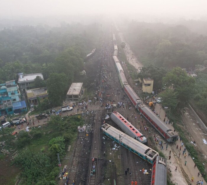 ट्रेन दुर्घटना के बाद चारों तरफ चीख-पुकार, देखें दर्दनाक हादसे की खौफनाक तस्वीरें...