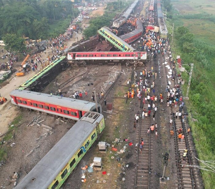 ट्रेन दुर्घटना के बाद चारों तरफ चीख-पुकार, देखें दर्दनाक हादसे की खौफनाक तस्वीरें...