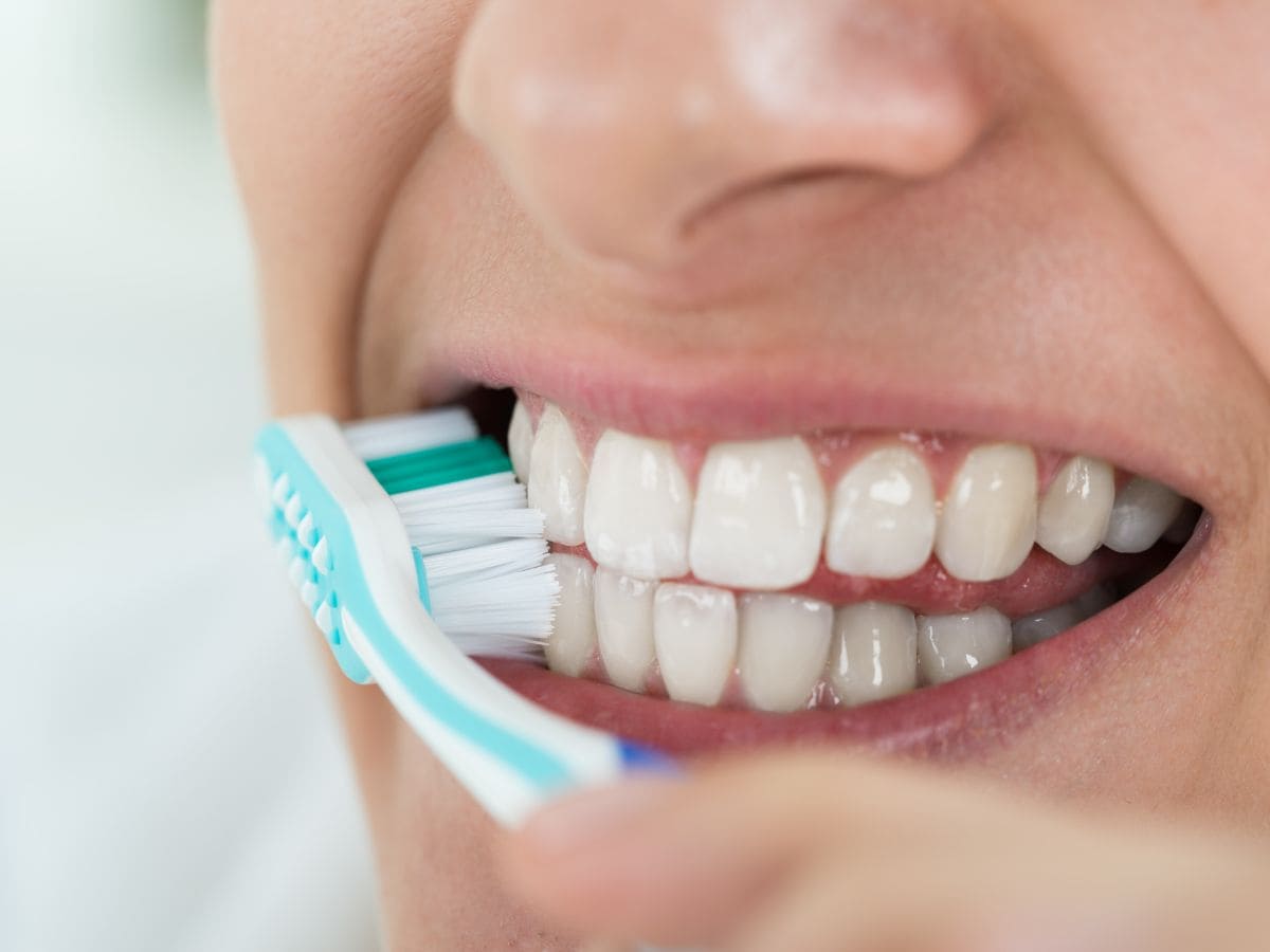 क्या आप भी टूथपेस्ट लगाने से पहले ब्रश करते हैं गीला? क्या सच में है नुकसानदायक, डेंटिस्ट ने बताई सच्चाई - Should you wet your toothbrush before applying toothpaste know ...