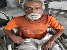 इस लकवाग्रस्त बुजुर्ग का नहीं था कोई सहारा, इंदौर के समाजसेवियों ने की मदद