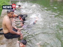 गर्मियों में बच्चों के साथ माता-पिता भी सीख रहे तैराकी