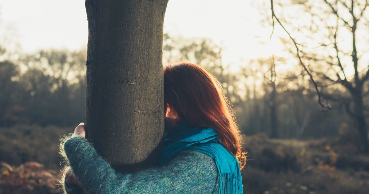 Tree Hugging: पेड़ को देती है 'जादू की झप्पी'! महिला ने स्वस्थ रहने का ...