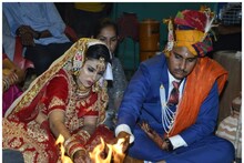 दूल्हा हो तो ऐसा...सिर्फ एक रुपया और नारियल के साथ ले गया प्यारी सी दुल्हन, देखें तस्वीरें