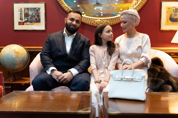 Girl lives luxury life, luxury Life of 10 year sold, Moo Abraham, 10 year old girl has royal life girl, girl has royal life, girl has hobby to use designer things, luxury cars, carodon me khelti hai larki, Girl has hobby to use designer things, 10 year old girl has royal life