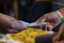 कर्नाटक सरकार ने करा दिया सास-बहू का झगड़ा, 2000 के लिए लड़ रहीं 'गृह लक्ष्‍मी