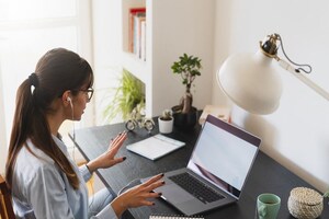 Work From Home Jobs: हमेशा के लिए चाहिए वर्क फ्रॉम होम, तो यहां बनाएं करियर, कमाई भी होगी लाखों में