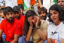 साक्षी, विनेश और पूनिया रेलवे की नौकरी पर लौटे, प्रदर्शन से पीछे हटने से इनकार