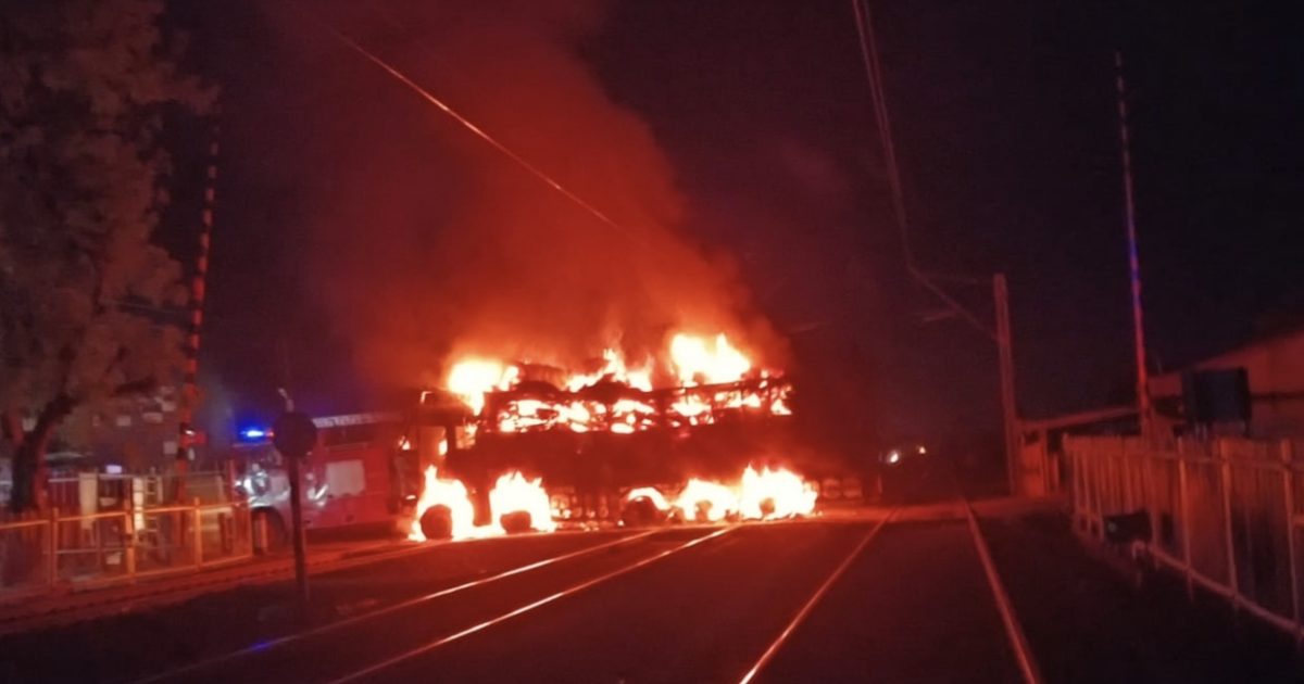 रेलवे फाटक पार कर रहे ट्रक में लगी भयंकर आग, ट्रैक पर ही पूरा जलकर राख