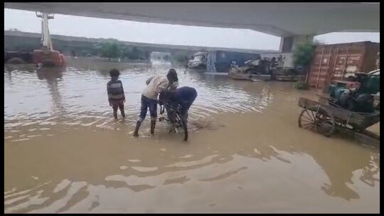 Delhi Yamuna Flood यमुना के जलस्तर ने तोड़ा 45 साल का रिकॉर्ड 41000 लोग फंसे सड़कों पर आया 2411