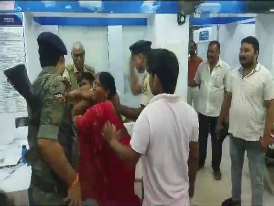 ये तो हद है...बेटे के सामने मां को पुलिस ने पीटा, बैंक पासबुक को लेकर हुई थी कहासुनी, देखें VIDEO - Police beat mother in front of ssb jawan son video viral –