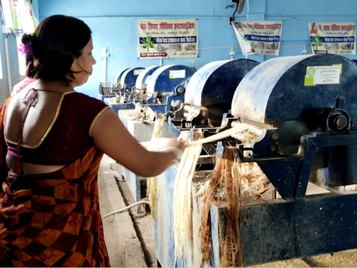 बिहार के इस जिले की महिलाएं केले के रेशे से तैयार कर रहीं एक से एक प्रोडक्ट, हो रहीं आत्मनिर्भर - Vaishali women making pm modis dream of self reliant india beautiful