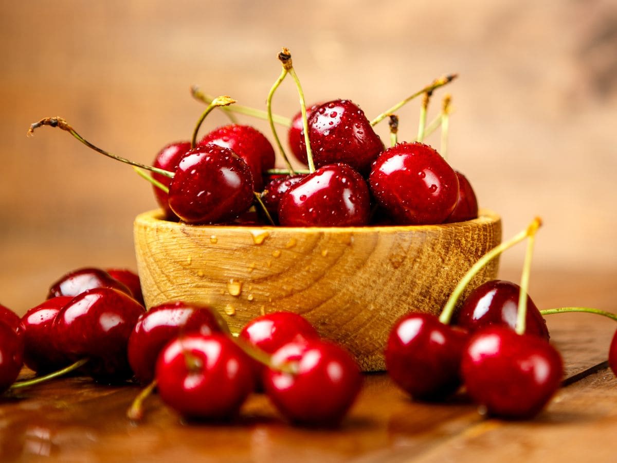 Cherry Eating Benefits: यह छोटा सा लाल फल सिर्फ स्वाद का ही नहीं बल्कि गुणवत्ता का भी खजाना है और इन लोगों को इसे जरूर खाना चाहिए।