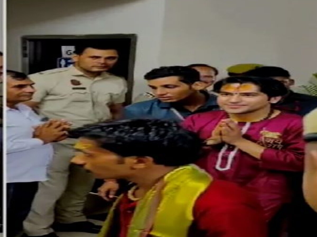 Bageshwar Dham, Dhirendra Shastri, Dhirendra Shastri Darbar in Delhi DCP Office, Dhirendra Shastri in Delhi, Bageshwar Dham Darbar in Delhi, Mystery of Bageshwar Dham Darbar, Delhi Police, Dhirendra Shastri future orator, New Delhi News, New Delhi News Today, New Delhi Latest News, Delhi IP Extension Dhirendra Shastri Darbar, Hanumant Katha, बागेश्वर धाम के धीरेंद्र शास्त्री ने DCP दफ्तर में लगाया दरबार, खोले पुलिस अफसरों के पर्चे,DCP office police bowed down Dhirendra Shastri Darbar,