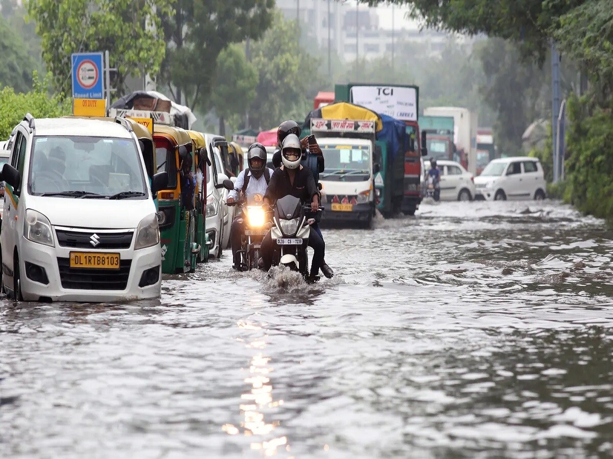 दिल्ली में बाढ़ जैसे हालात, यमुना नदी उफान पर