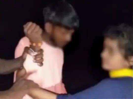 बिहार के एक गांव में लोगों ने लाइट काटने वाले प्रेमी प्रेमिका को पकड़ लिया जिसके बाद हंगामा हो गया. इसका वीडियो वायरल हो गया. (फोटो वीडियो ग्रैब)

