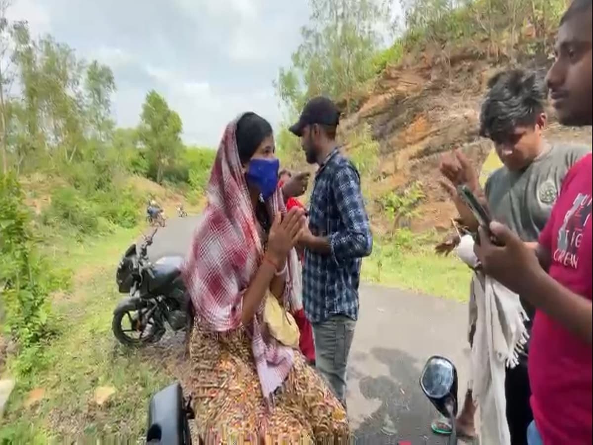 Bihar: जंगल के बीच थे प्रेमी युगल, युवकों ने की बदसलूकी...वीडियो बनाकर किया  वायरल, पुलिस ने कही एक्शन की बात - Girlfriend boyfriend were spending time  in jungle youths ...