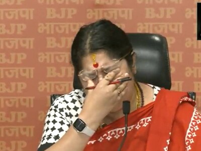 बंगाल में भी हुई मणिपुर जैसी बर्बरता, बीजेपी का आरोप, प्रेस कॉन्फ्रेंस में  रो पड़ीं सांसद लॉकेट चटर्जी - BJP MP Locket Chatterjee tears over sexual  assault of party ...