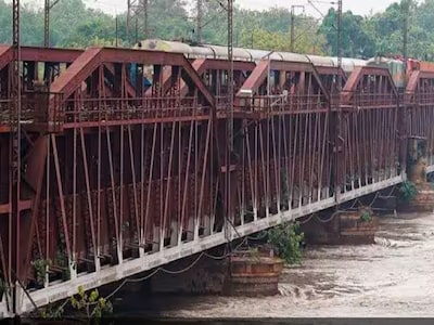 दिल्ली में कितनी तबाही आई और गई, मगर चट्टान सा अब भी खड़ा है 150 साल पुराना  यह 'लोहे का पुल', जानें खासियत और इतिहास - Delhi yamuna river flood 150 year