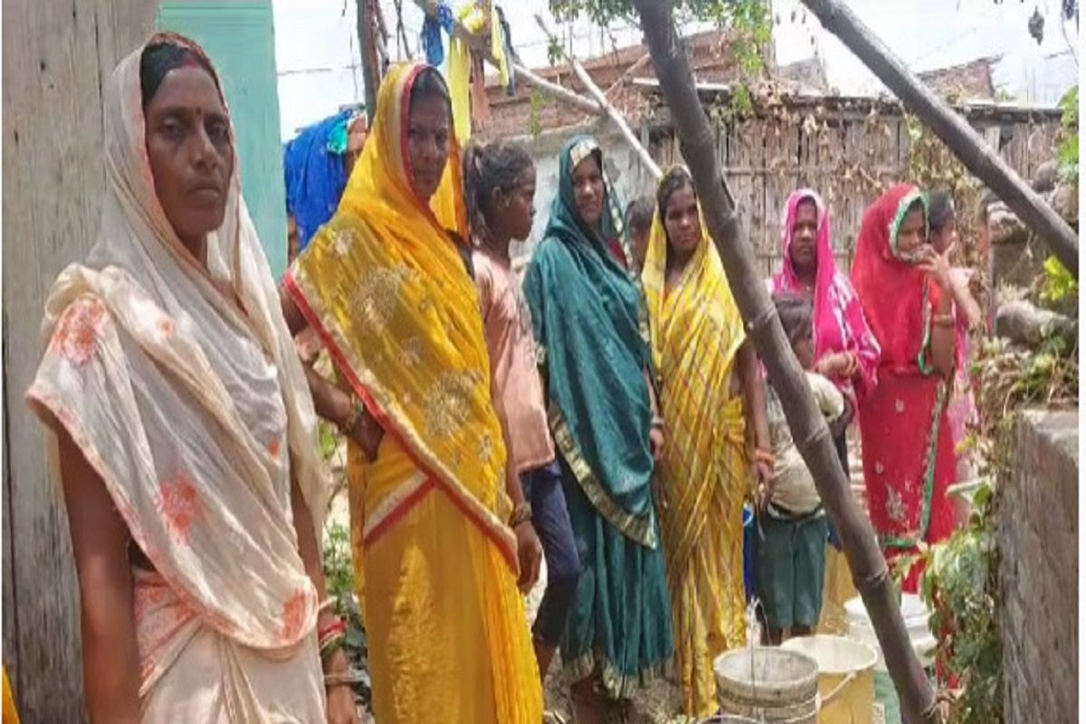 Bihar News: सूख गए हैंडपंप, बूंद-बूंद पानी के लिए तरसे लोग, मवेशियों की जा रही जान, इस इलाके में भीषण जल संकट - Water crisis People not getting proper water to drink