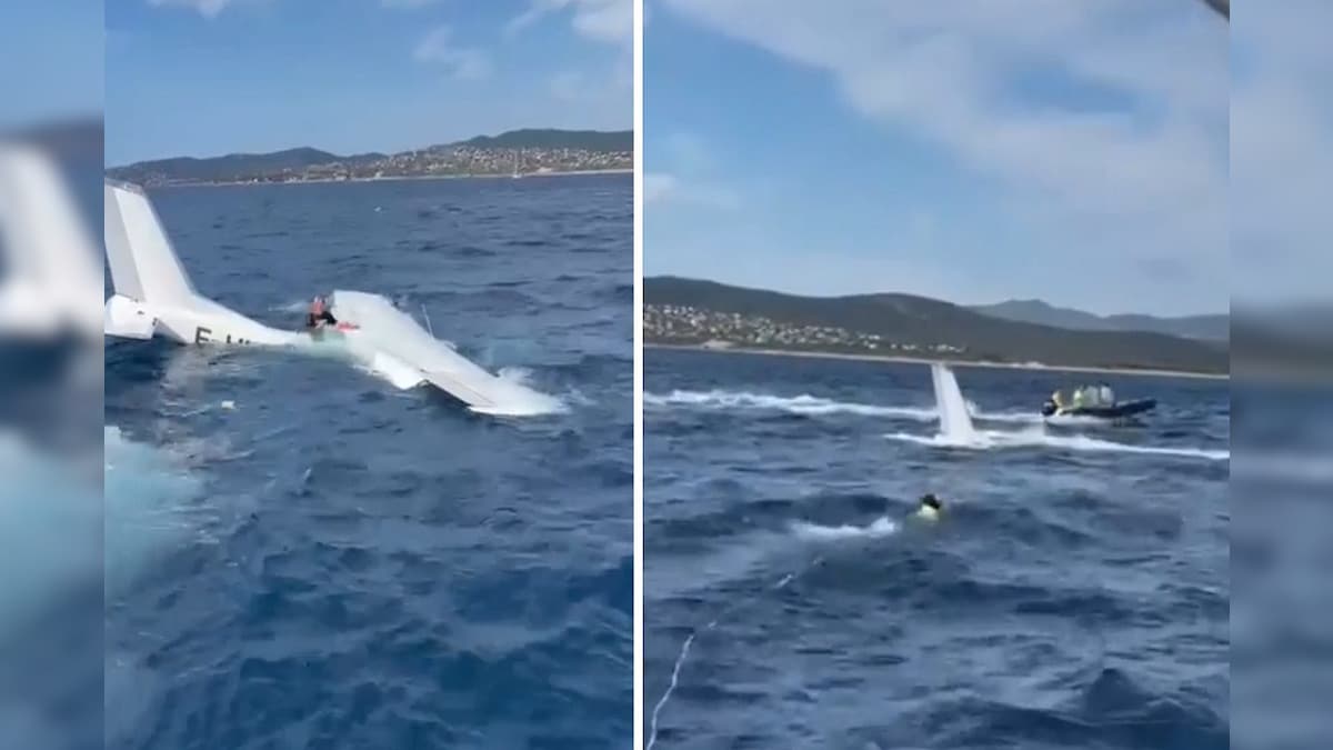 प्लेन का इंजन हुआ खराब तो पायलट ने दिखाई सूझबूझ, समुद्र में उतारा विमान- देखें Video