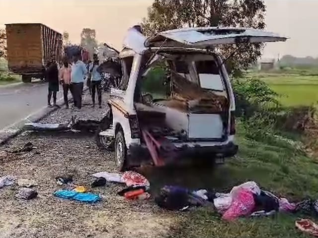 Horrific road accident in UP Truck-auto collision in Unnao 3 dead
